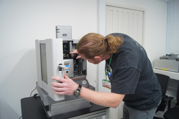 Keith Jones, de la Asylum Research, instalando el microscopio 