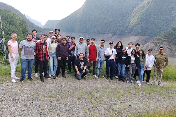 Estudiantes unicentralistas visitan central hidroeléctrica de Chivor