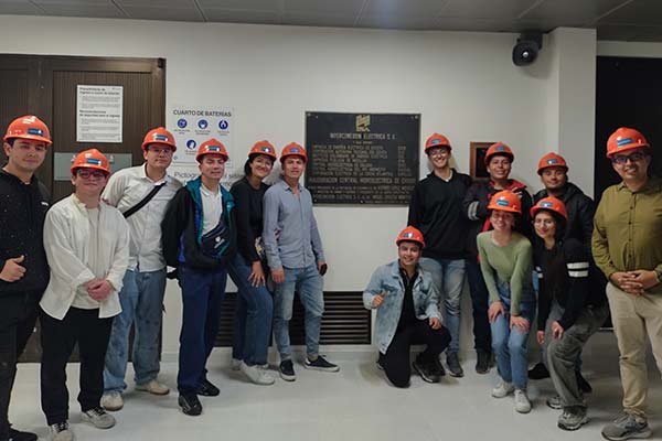 Estudiantes unicentralistas visitan central hidroeléctrica de Chivor